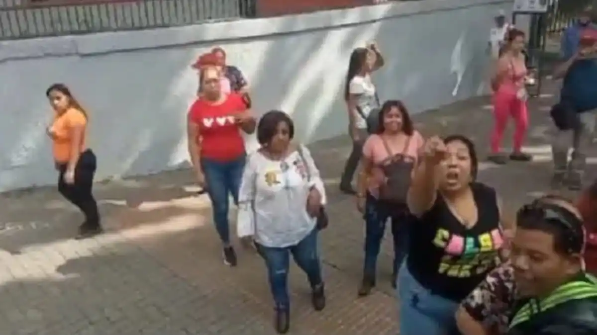 Chavistas agredieron a maestras que protestaban en el centro Caracas exigiendo mejoras salariales (VIDEOS)
