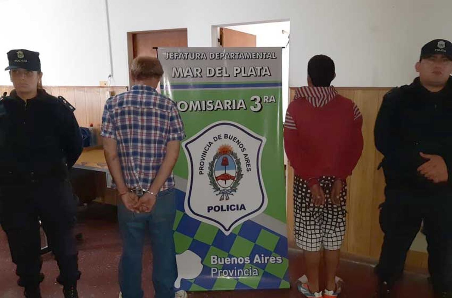 Detienen a dos hombres acusados de un robar un comercio a mano armada 