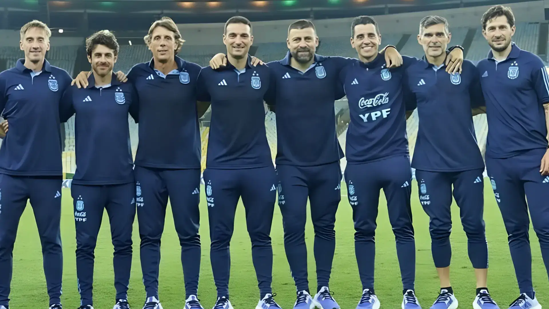 Lionel Scaloni y su staff técnico en el seleccionado argentino.