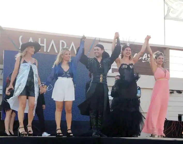 Un desfile de modas en el Complejo Sahara
