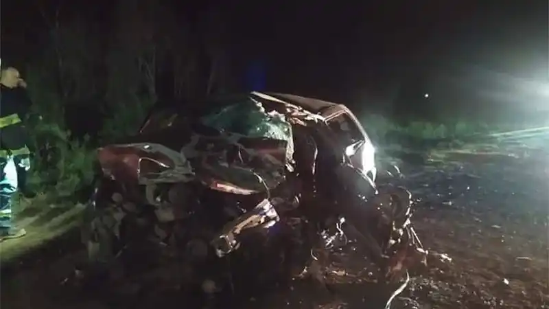 Dos personas murieron al chocar un automóvil y un camión