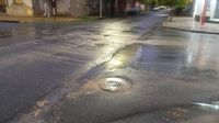 Queja de vecinos de Alsina y Pellegrini: “Otra vez todo inundado y rebalsado de caca”