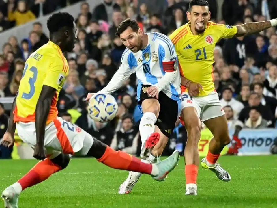 Con diez jugadores, la Selección Argentina igualó ante Colombia en un vibrante partido