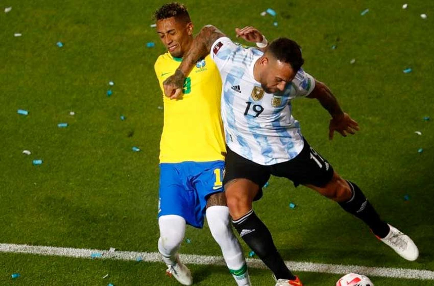 Conmebol reveló los audios del VAR del codazo de Otamendi a Raphinha: fueron parados Cunha y Ostojich