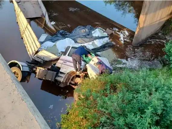 Camión cayó al vacío en la Autovía 14 y el chofer fue hospitalizado