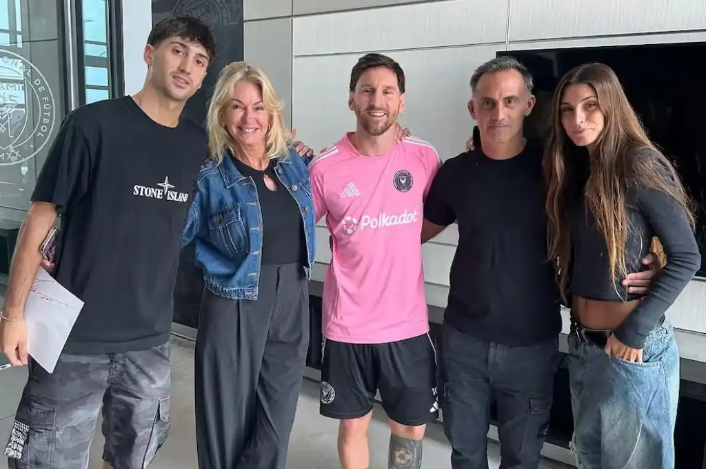 Yanina Latorre y su familia junto a Lionel Messi.