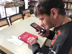 La Biblioteca Rivadavia incorporó un celular con una aplicación de lectura para ciegos
