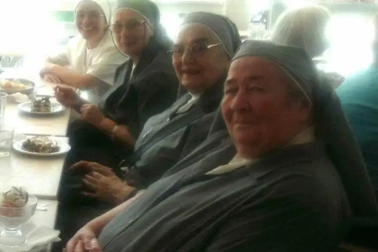 Furor en las redes por la monja idéntica a Grondona