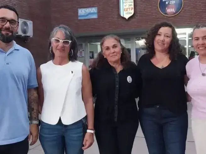 La disertante junto al diputado Sergio "Chiqui" Rojas y la edil Ana Paula Capello.