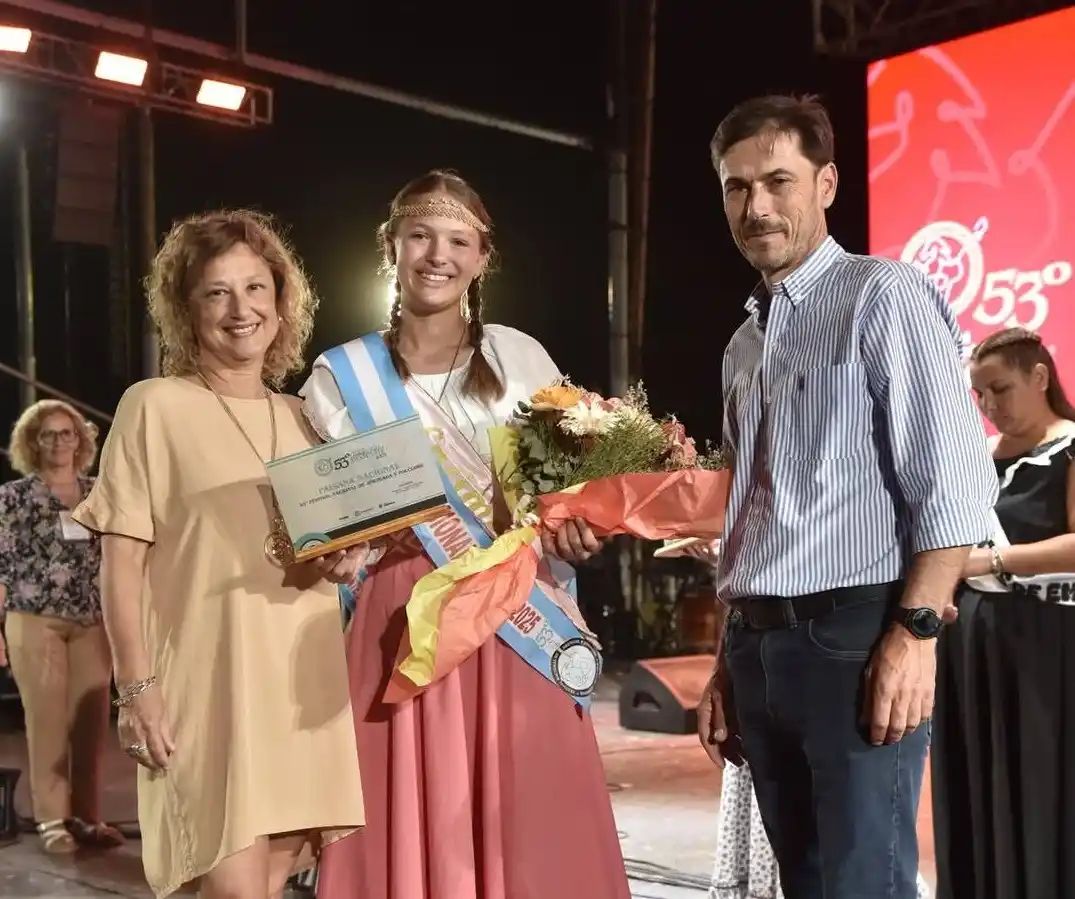 Iara Ramírez Mapelli fue elegida Paisana Nacional en la 53° Fiesta Nacional de Jineteada y Folclore de Diamante