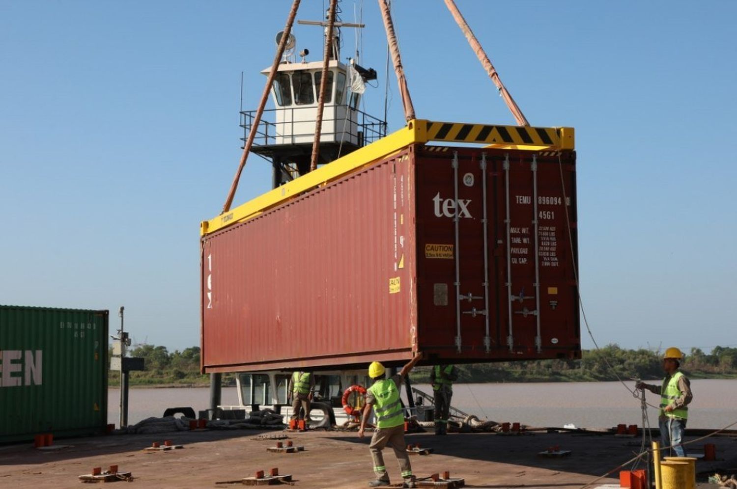 Desde el Puerto de Santa Fe se exporta trigo y leche en polvo a Singapur