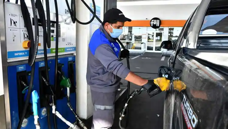 Desde este lunes rige una nueva suba a la nafta y el gasoil en todo el país: Es el tercer aumento en lo que va del año  