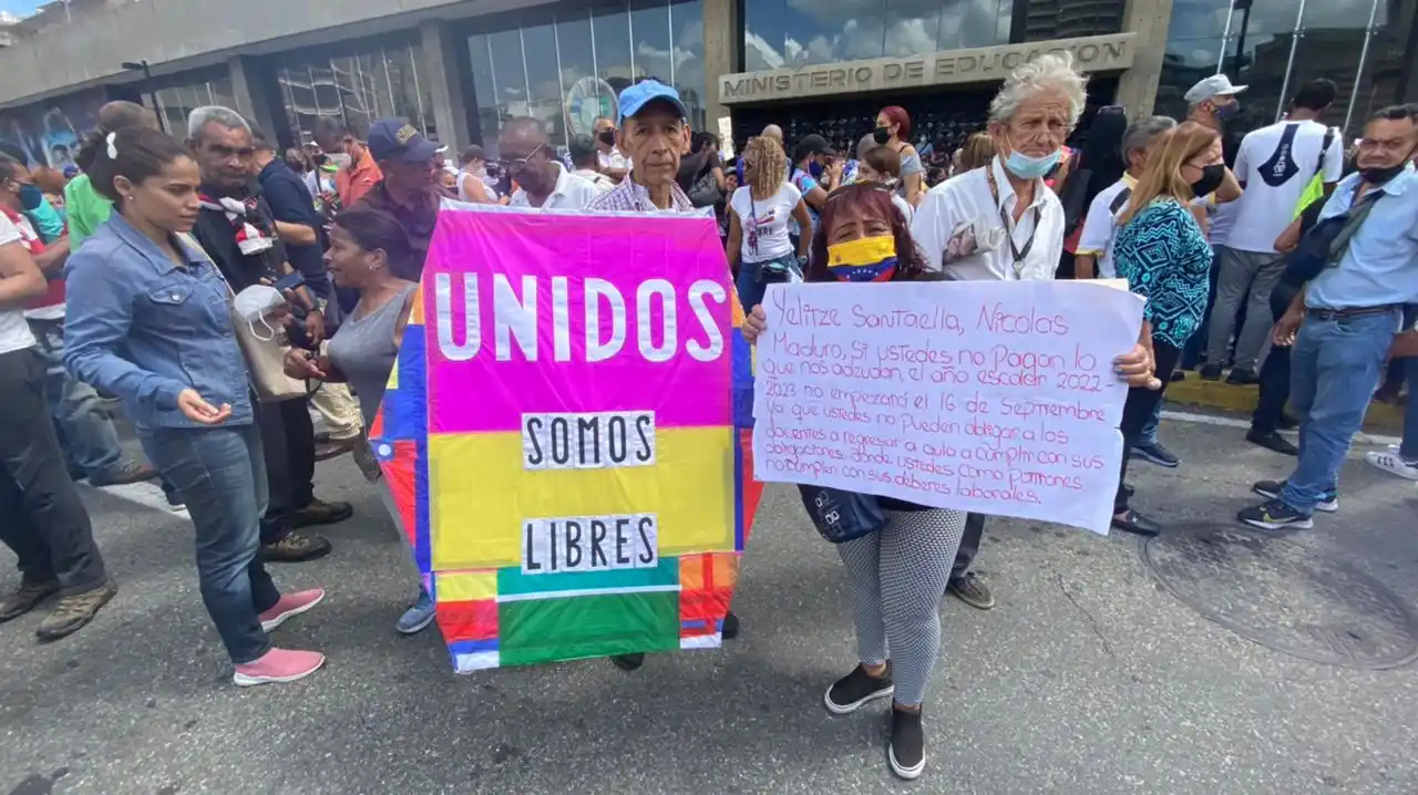 ¡EL RING ES EL MINISTERIO DE EDUCACIÓN! Maestros «pelean» por su bono vacacional este #4Ago