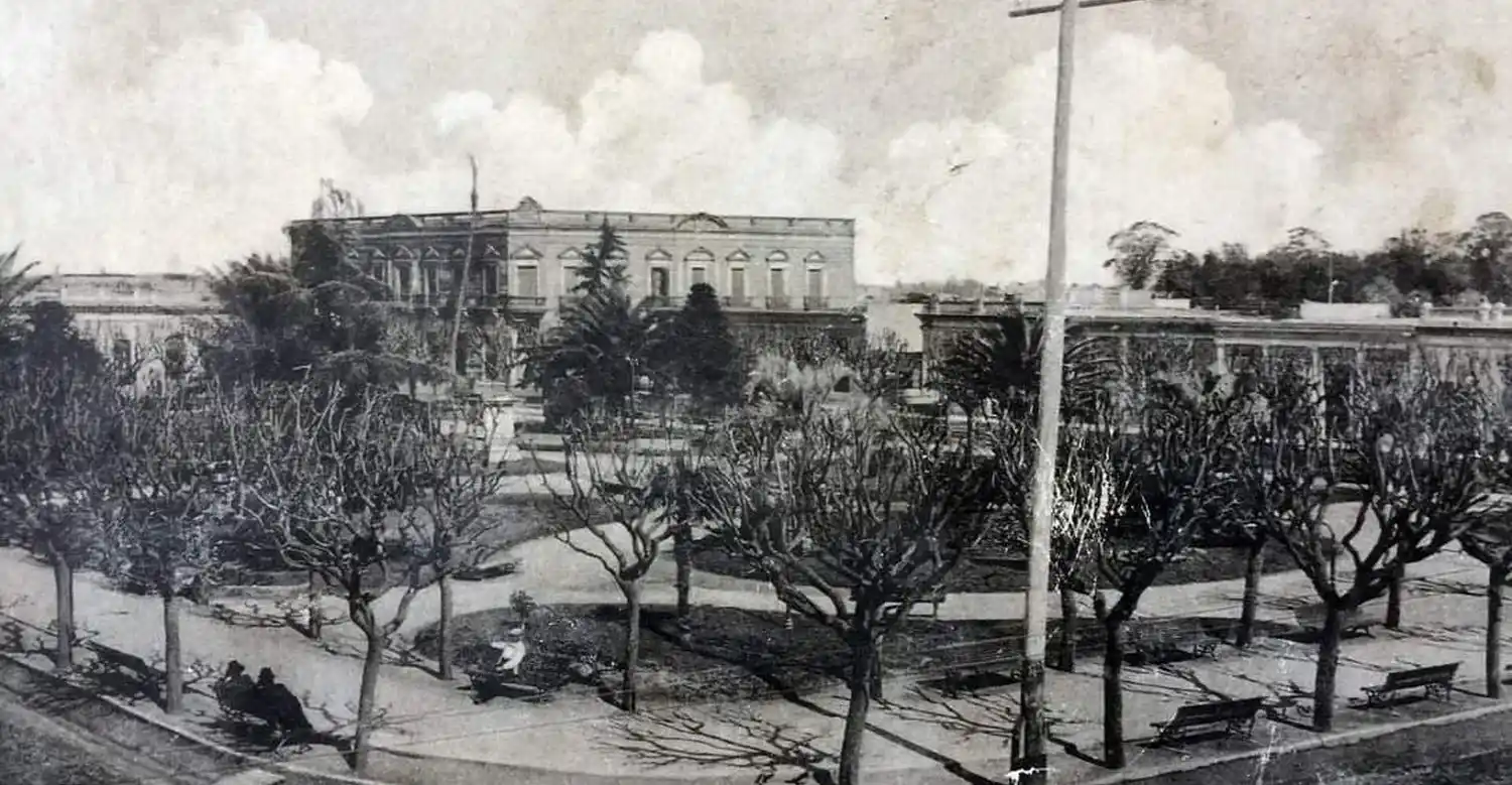La plaza Belgrano. Al fondo, el edificio donde se proyecta construir departamentos preservando la fachada.