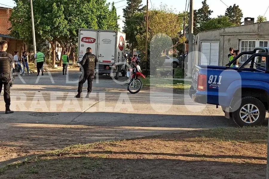 Grave accidente entre un camión y una motocicleta en la ciudad: un niño terminó hospitalizado