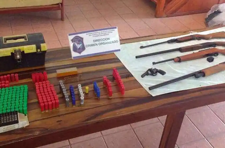 Dólares, armas y autos fueron confiscados en los allanamientos al «Pata» Medina