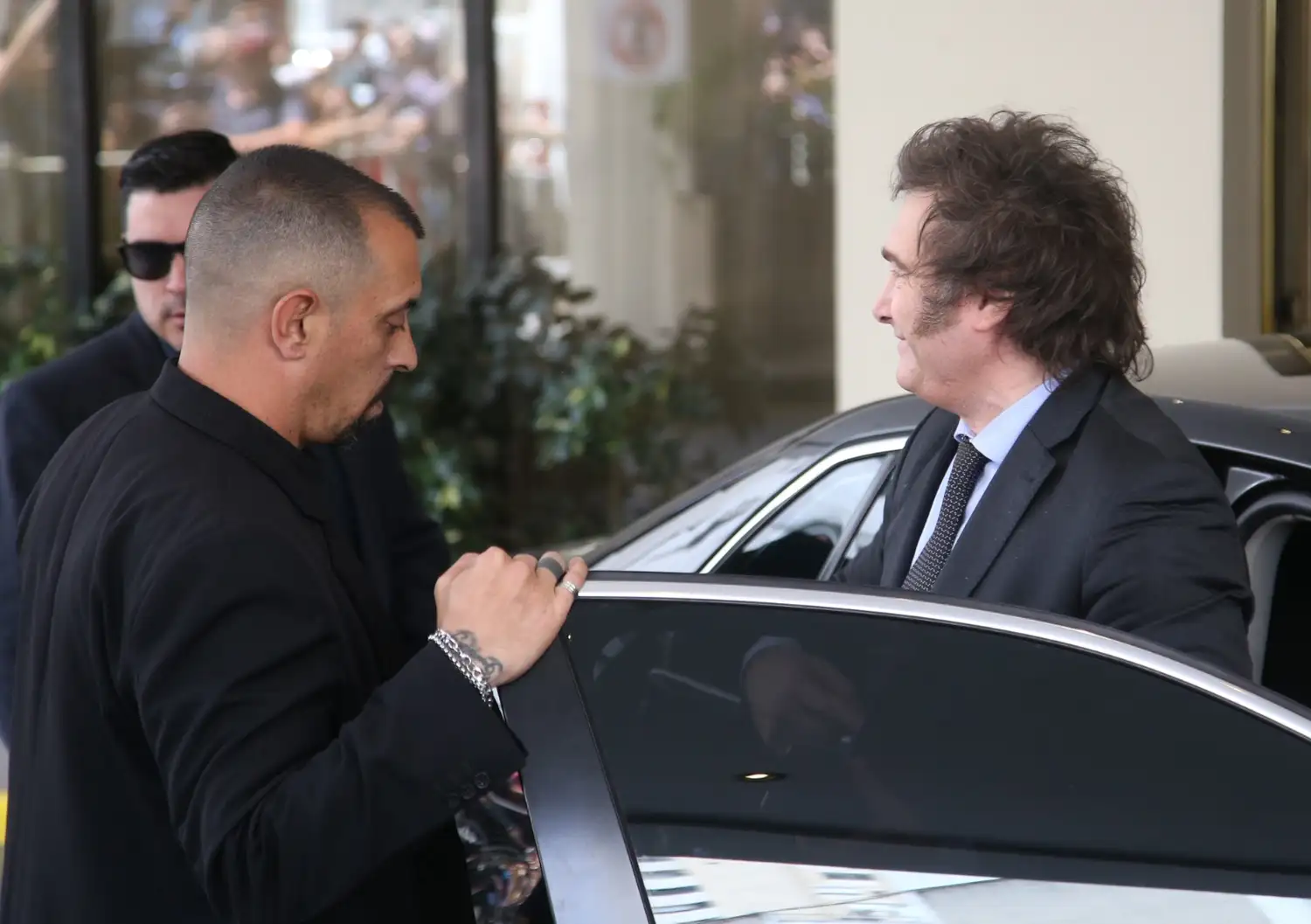 El presidente electo, Javier Milei, arriba al Hotel Libertador luego de reunirse en Olivos con el presidente Alberto Fernández.
