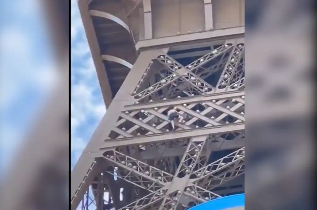 Un hombre escaló la Torre Eiffel