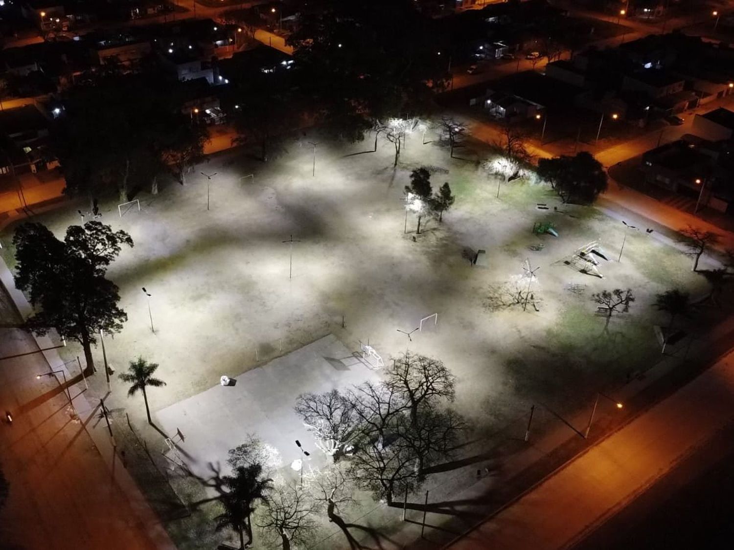 Imagen aérea de la plaza de barrio San Vicente iluminada con nuevas luces led. Foto: MVT