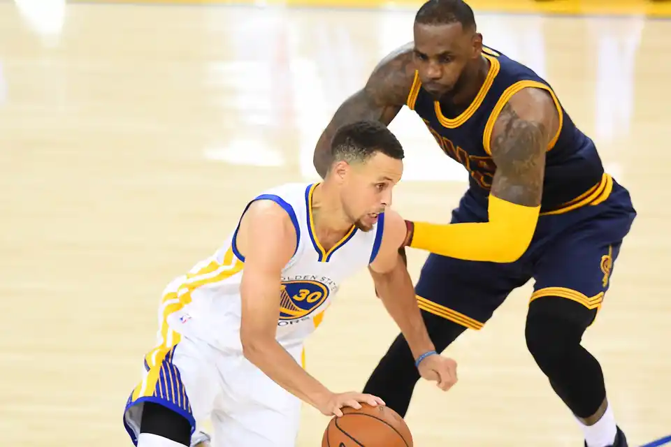 Cuánto dinero se mueve alrededor de Stephen Curry y LeBron James