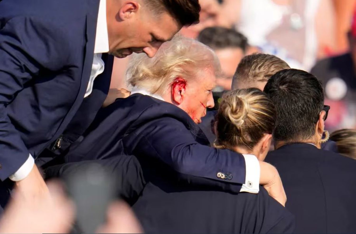 Atentado contra Donald Trump: le dispararon y lo hirieron mientras daba un discurso