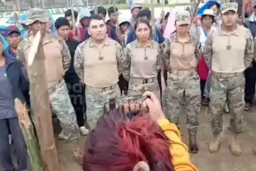 Al menos 20 militares retenidos en Bolivia POR SIMPATIZANTES DE EVO MORALES (+Video)