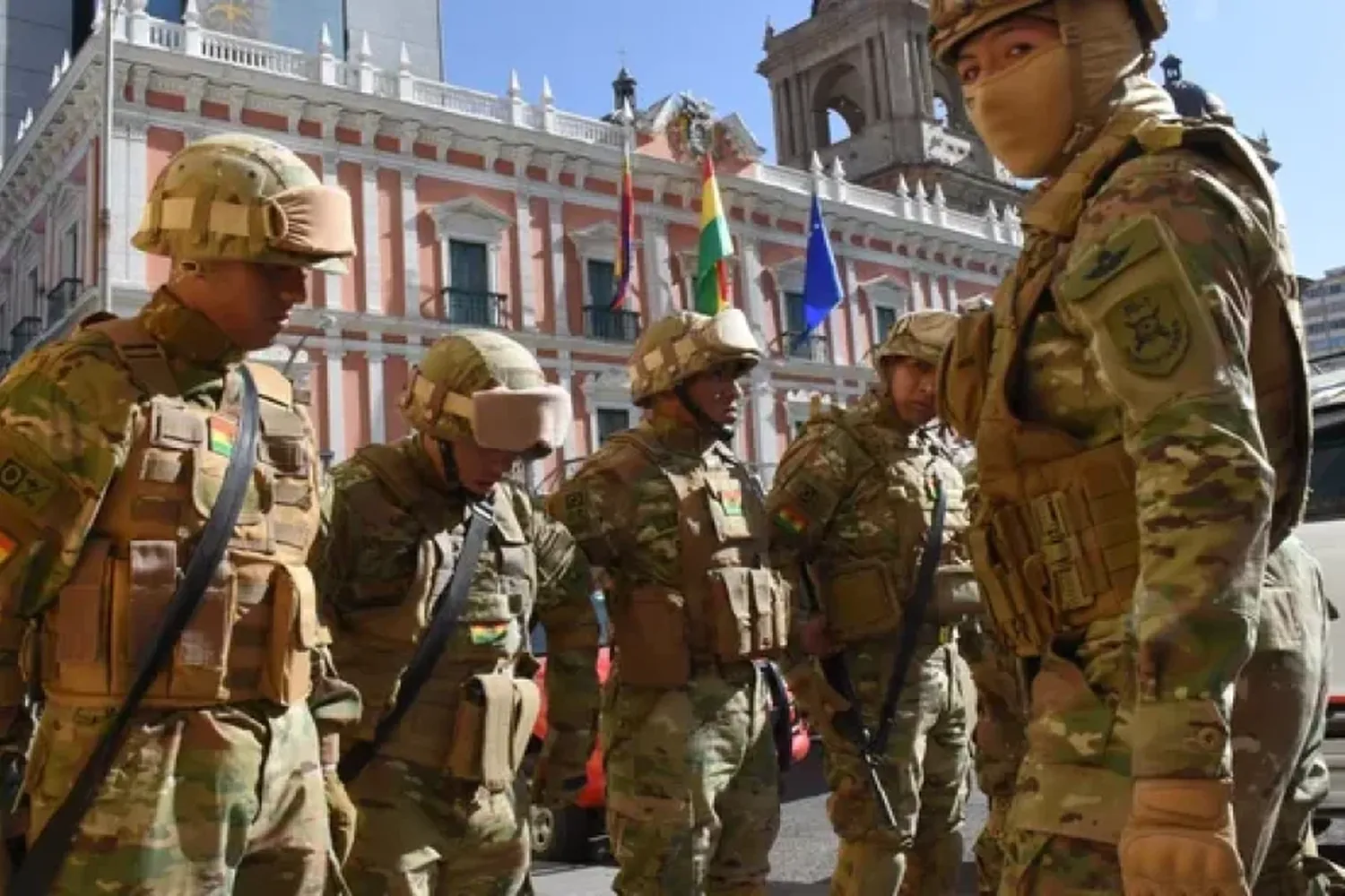 Bolivia: Arce denuncia "movilizaciones irregulares" del Ejército y llama a respetar la democracia