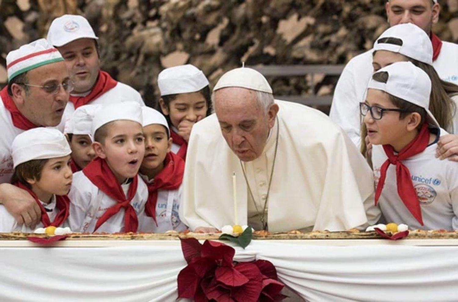 El Papa Francisco celebra sus 81 años rodeado de niños y fieles