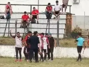 Brutal agresión al árbitro en el juego entre Palermo y Atl.Neuquén por la Liga Paranaense de fútbol.Foto:Minuto a minuto