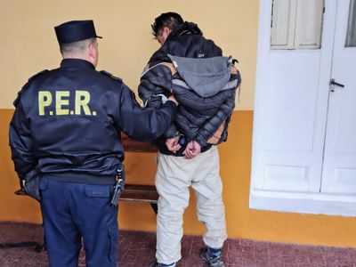 Lo descubrieron rompiendo el tablero de un camión estacionado y terminó detenido