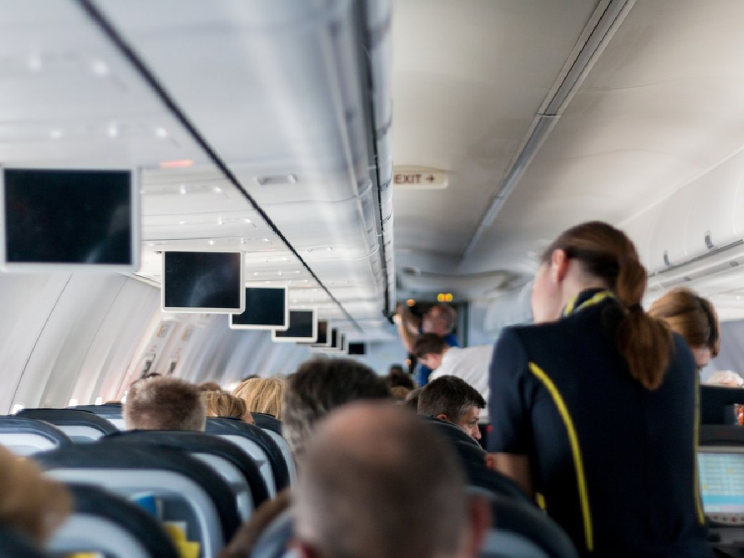 Se quedó dormida en el avión y la abandonaron