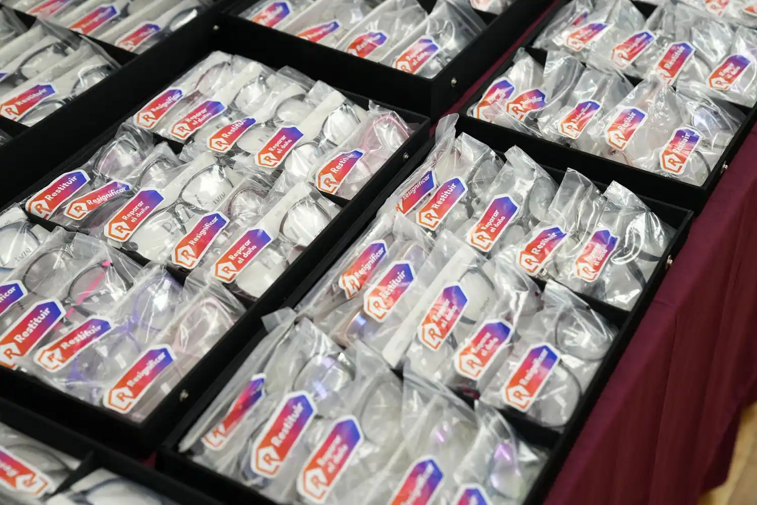 Entregaron a jubilados marcos de lentes incautados al delito