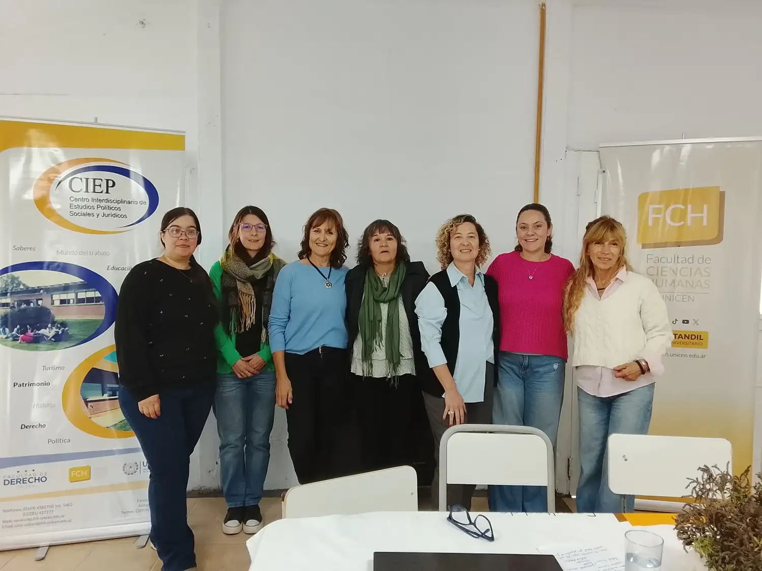 Las compiladoras junto a autoridades de la Unicen, durante la presentación.