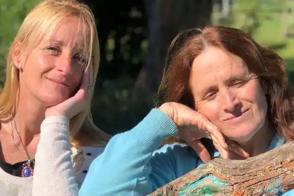 “Vi tu foto y supe que eras vos”: después de 43 años, encontró a su mamá biológica a través de Facebook