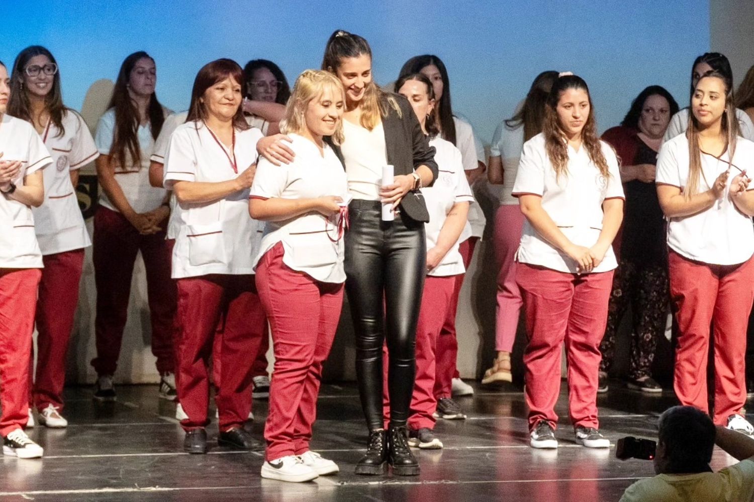 Las graduadas recibieron su diploma en la Sala Cultural "Intendente Ricardo Cardinali".