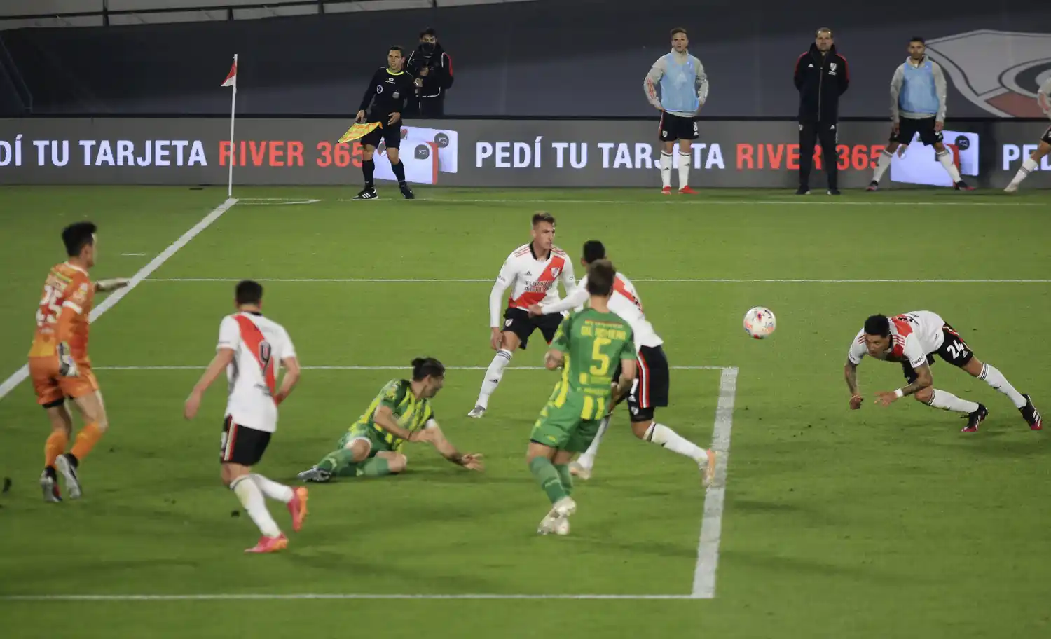 Pérez, de cabeza, anota el 2-0.
