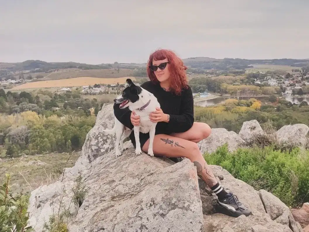 Millena junto a su perra Martita, que se trajo de Río de Janeiro.