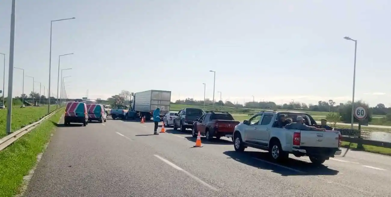 Los agentes de tránsito continuaban controlando la situación.
