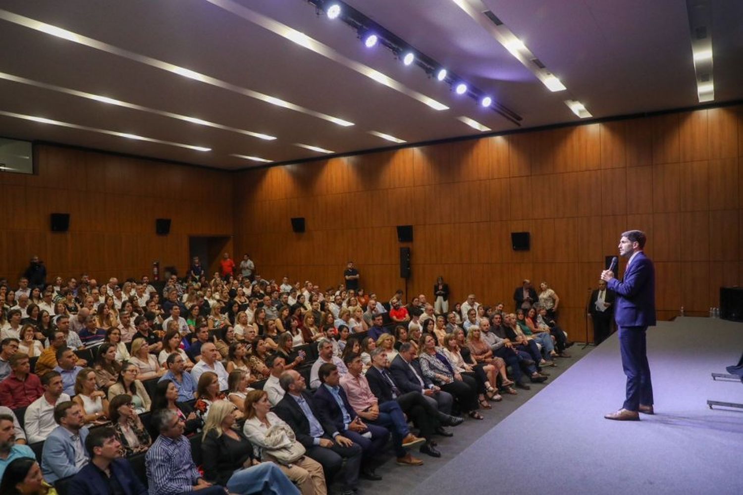 El gobernador presentó el Programa de Fortalecimiento de la tarea profesional en la Salud Pública