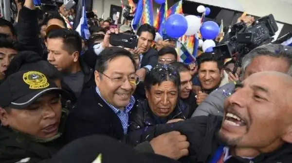 Arce llegó a Bolivia para ponerse al frente de la campaña del MAS y fue citado a declarar 
