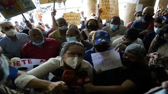 BOTAN a 200 maestros por protestar: denuncian a Aristóbulo Istúriz por perseguir a los docentes