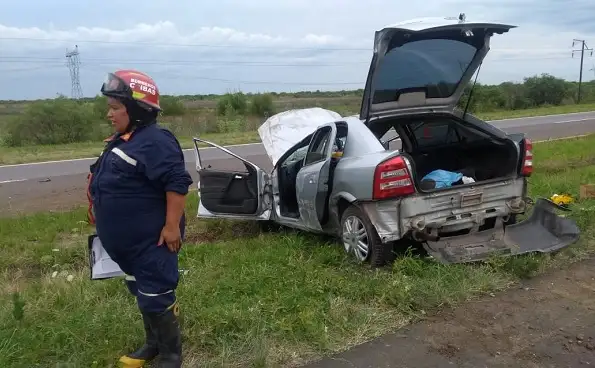 Un hombre de Gualeguaychú y su hija volcaron en la Ruta 12