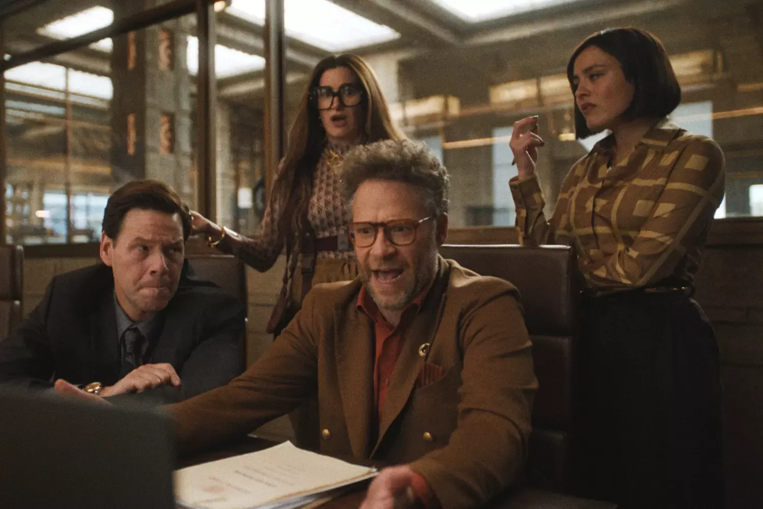 La serie se estrenó en marzo de 2025 y es protagonizada por el actor y comediante Seth Rogen