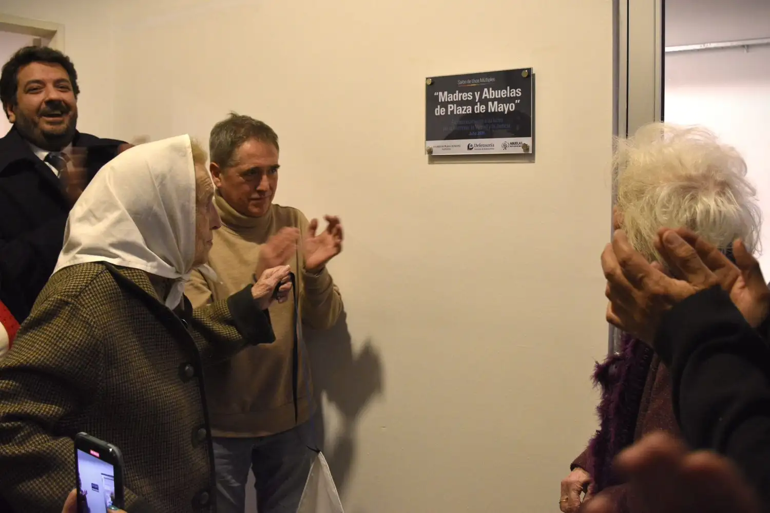 Un espacio en la sede de la Defensoría del Pueblo de Buenos Aires lleva el nombre Madres y Abuelas de Plaza de Mayo.