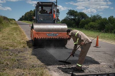 Realizan tareas de bacheo sobre la ruta provincial N º 32