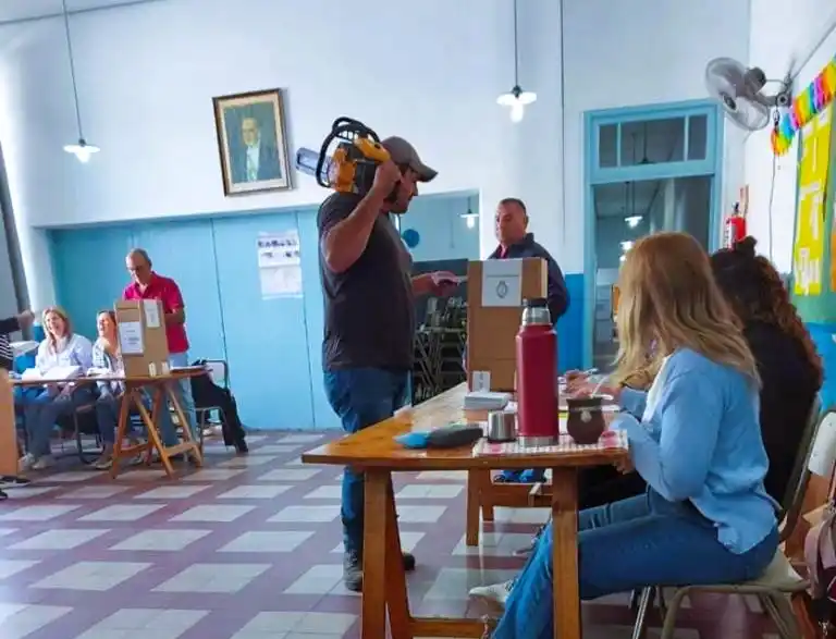 El votante con la motosierra en Mones Cazón