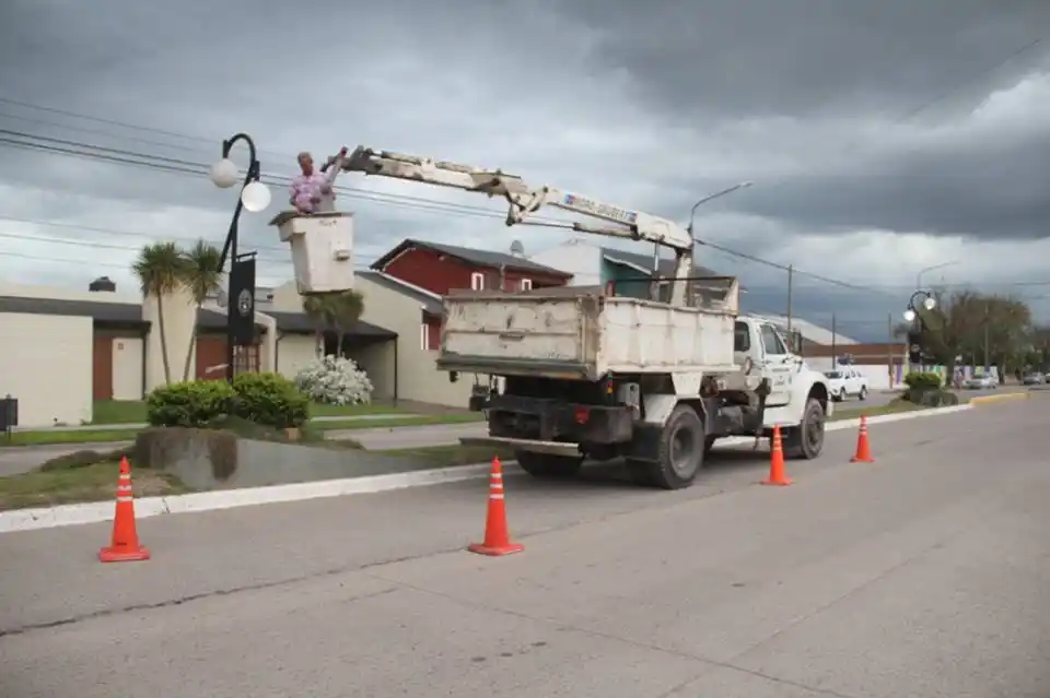 Realizan trabajos para renovar farolas en Lobería