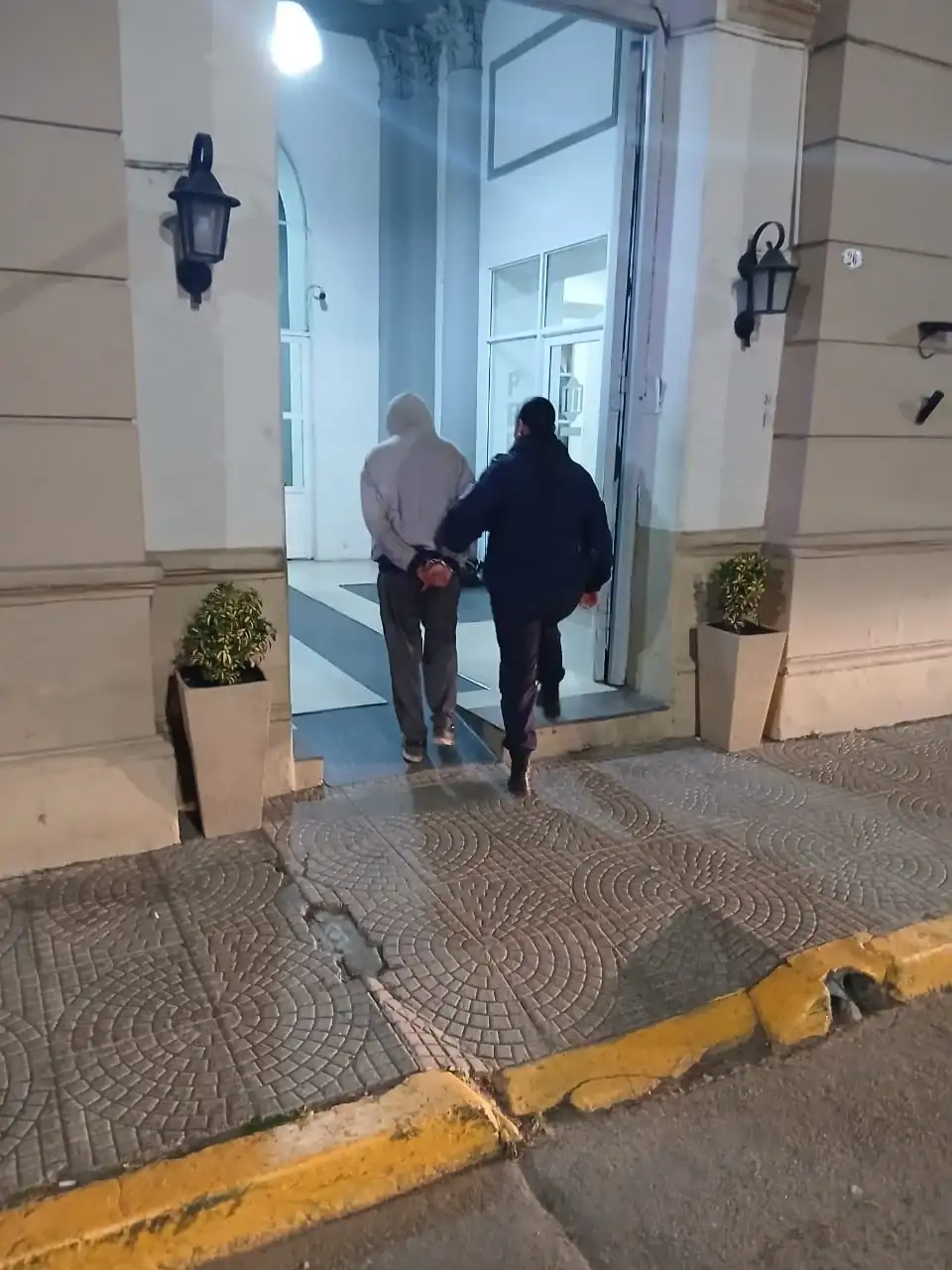 Un hombre caminaba con un televisor robado y fue detenido por la policía
