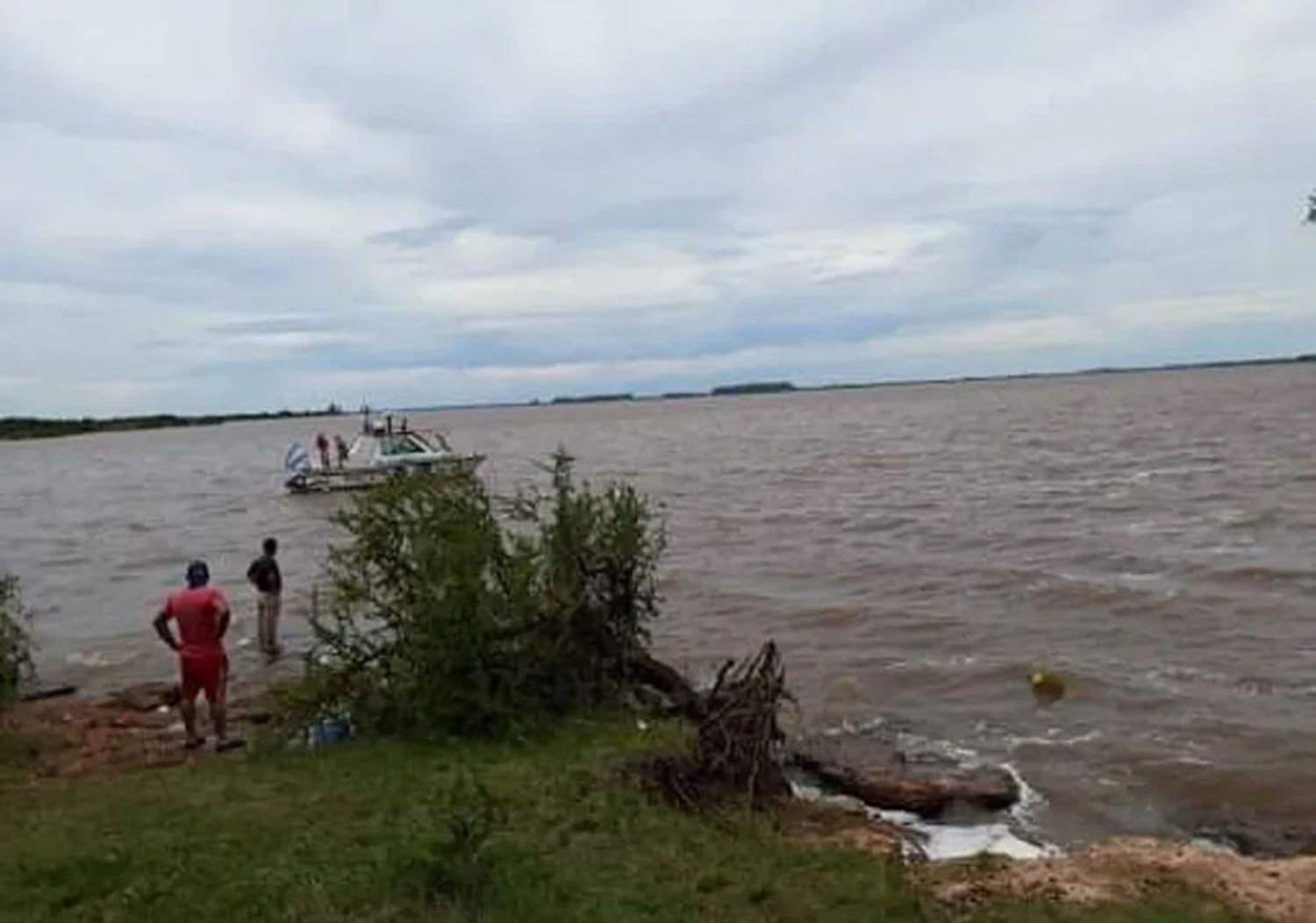 Búsqueda de dos hermanos que cayeron al agua y desaparecieron