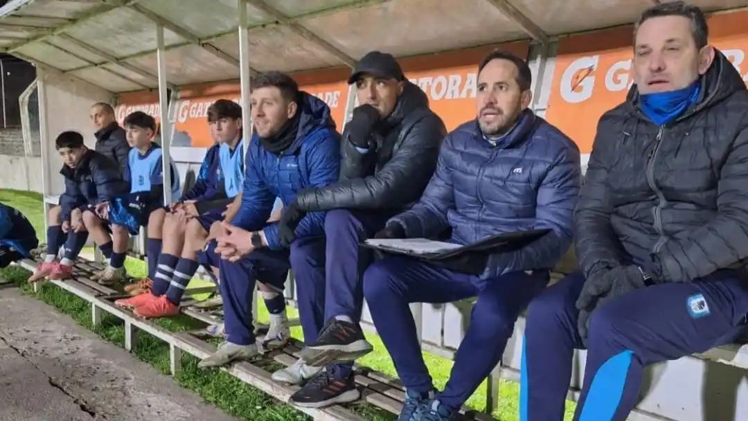 FOTO LIGA TANDILENSE DE FÚTBOL Parte del cuerpo técnico de la Sub 13.